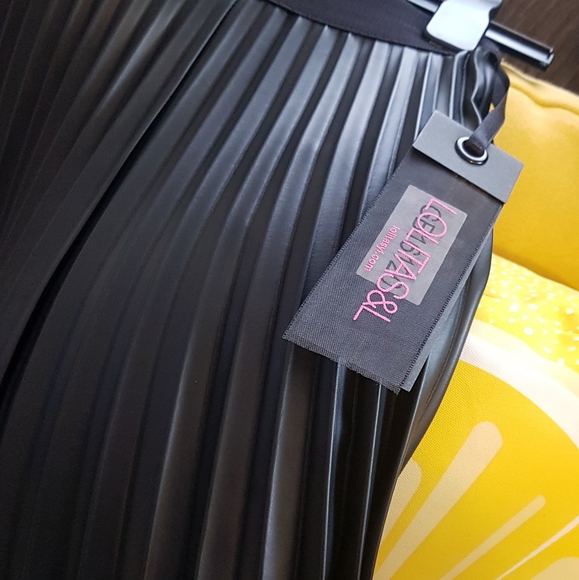 Stunning , Swinging  Pleated Skirt. - Picture 3 of 6